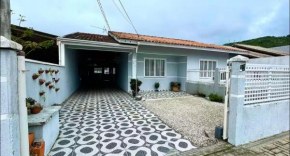 Casa na praia de Zimbros bem localizada